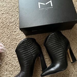 Marc Fisher LTD Marina Leather Bootie Size 5 M, 35